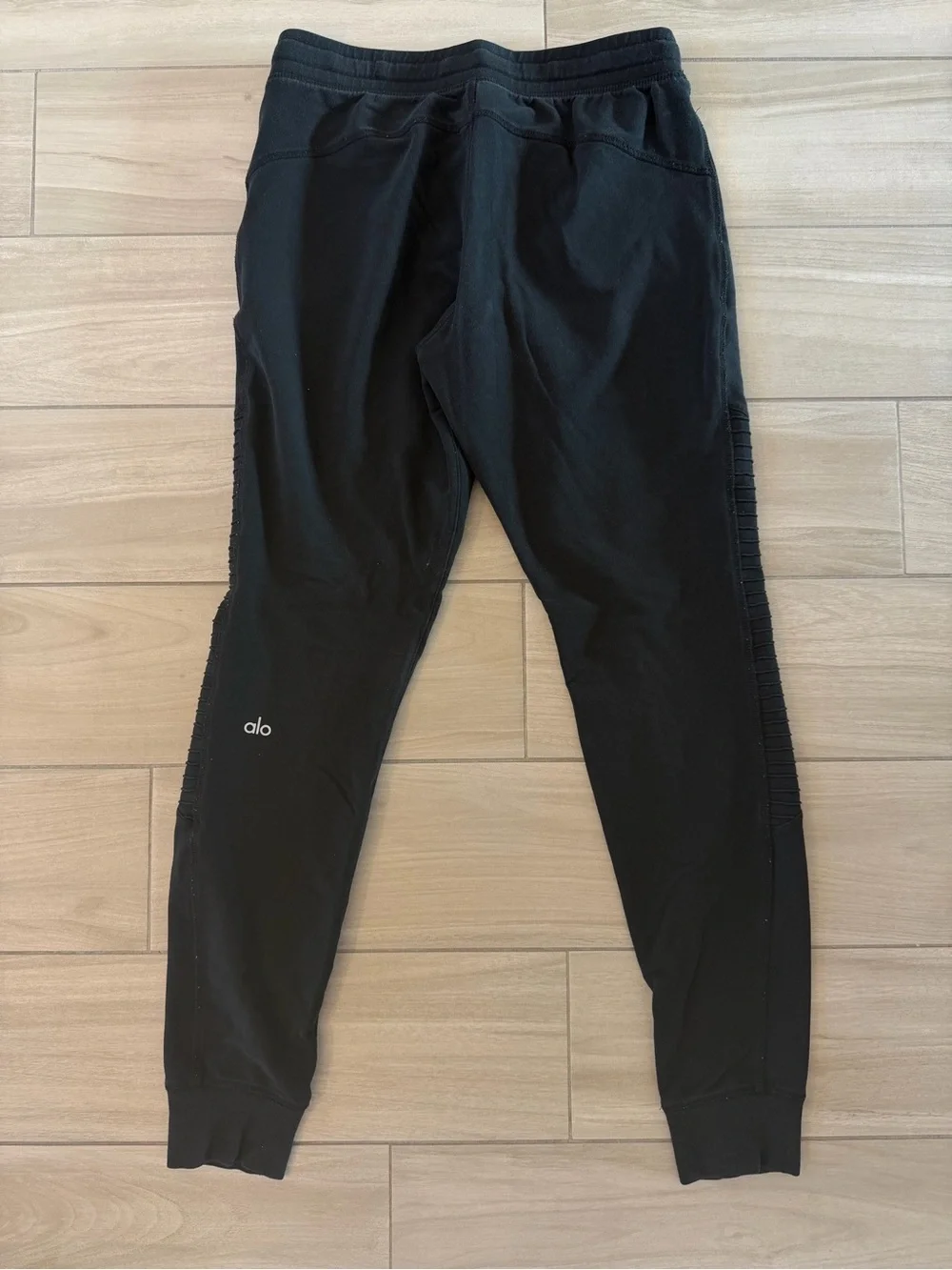 ALO Yoga women’s  Black Ribbed Knee Joggers with Zippered Pockets